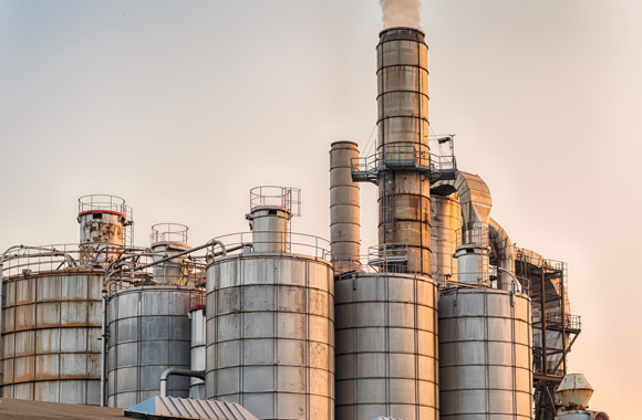 Silos y chimeneas de una fábrica