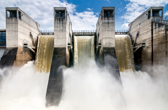 Drenaje del agua de la presa hidroeléctrica