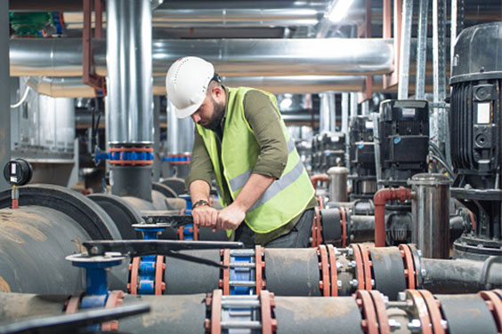 el hombre está instalando la válvula industrial