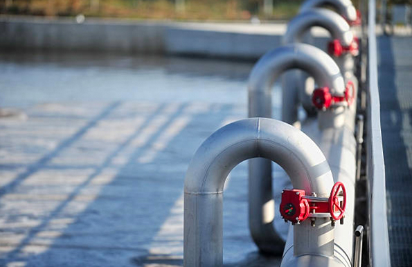 Tuberías industriales de una planta de tratamiento de aguas residuales